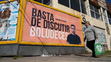 Un cartel que tiene el tono de la campaña de Milei.