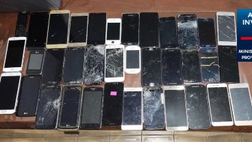 Los teléfonos que se incautaron en la casa del empleado de Control de Proximidad.