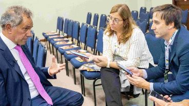 El embajador Scioli, con periodistas rosarinos