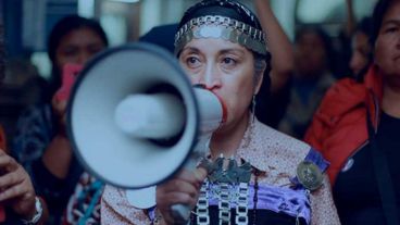 Moira Millán, weychafe Mapuche, activista defensora de los Derechos Humanos y de la Naturaleza, es una de las protagonistas del documental.