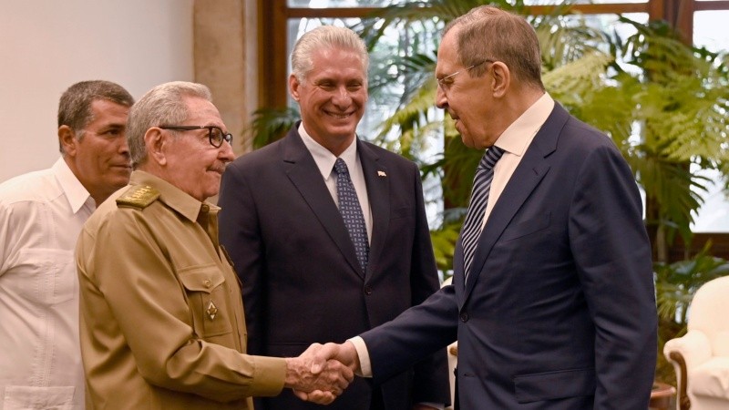 Díaz-Canel observa sonriente el saludo entre Raúl Castro y el canciller de Rusia