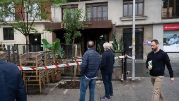 Solo los clientes que estaban cerca de la puerta del restaurante llegaron a salir del lugar.