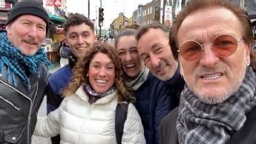 El encuentro de la familia rosarina con los "integrantes" truchos de U2.