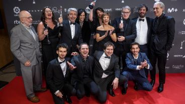 Parte del elenco y equipo de "Argentina, 1985" celebra los Premios Platino ganados.