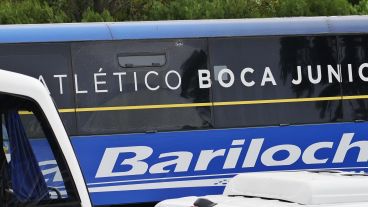 La imagen de la ventana del micro de Boca impactada por un piedrazo.