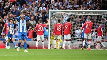 Alexis Mac Allister se lamenta. En el primer tiempo estuvo cerca con un tiro libre.