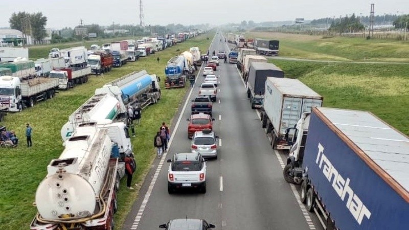 Las protestas se mantenían en diferentes autopistas de la región este lunes.