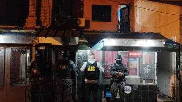 La despensa de Cazadores al 2100, habitual blanco de balaceras, ahora allanada.