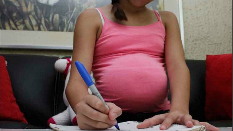 Las becas buscan apoyar a las adolescentes madres en sus estudios. 