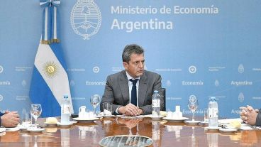 El ministro de Economía de la Nación negocia con el FMI la llegada de más dólares.