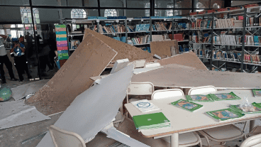 El cielo raso de la biblioteca cayó sobre las mesitas de los alumnos.