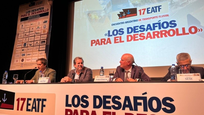 El periodista de Rosario3, Mariano Galíndez, coordina el panel en el que disertaron Julio Delfino (Centro de Navegación), Luis Zubizarreta (Cámara de Puertos) y Alfredo Sesé (Bolsa de Comercio).