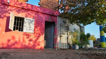 El supuesto búnker, con la puerta y la ventana abiertas; y la casa de Celestino, cerrada con rejas.