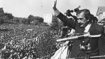 Alfonsín en la Casa Rosada, en tiempos en el que el teatro de la política se desarrollaba cara a cara.