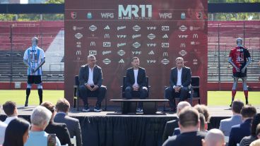 Maxi con Chiqui Tapia y Astore en la presentación de su partido despedida en el Coloso