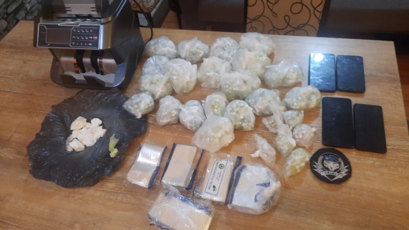 La droga y los celulares secuestrados en los operativos.