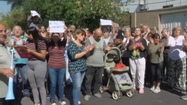 Vecinos y vecinas se concentraron para exigir la normalización del servicio.