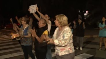 Vecinos y vecinas se concentraron para exigir la normalización del servicio.