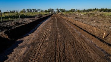 La calle de 330 metros de largo será doble mano, con banquina y zanjas.