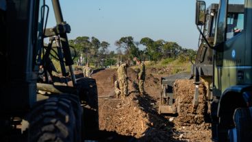 Topadores, motoniveladoras y retroexcavadoras trabajan en el extremo sudoeste de Rosario.