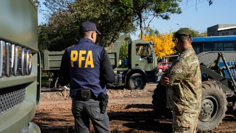 Dos agentes armados de la PFA cuidaban el lugar este viernes.