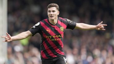 Tras un enganche, Julián se despachó con un golazo formidable y le dio la victoria al City.