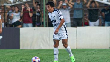 El delantero de 38 años oriundo de Simoca continuará internado en observación.