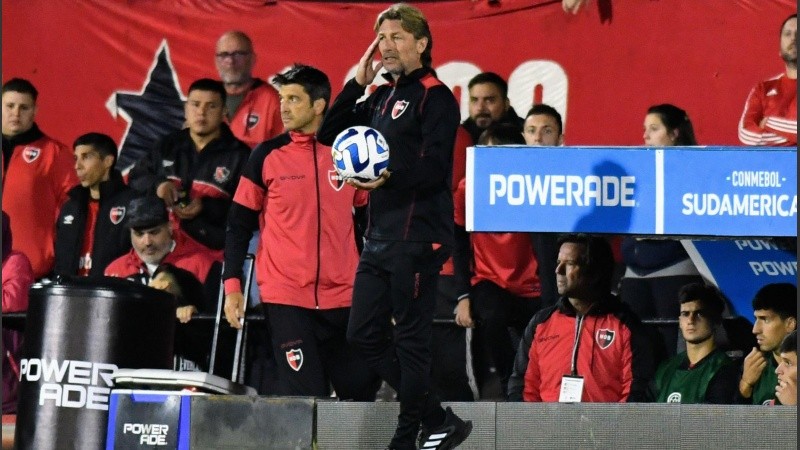 El Gringo Heinze piensa en el mejor equipo para recibir a Santos.