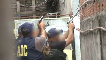 Los allanamientos se realizaron en un conventillo ubicado en la calle Cerrillos al 3900.