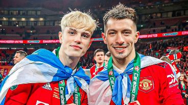 Garnacho y Licha, tras ganar la Copa de la Liga de Inglaterra.