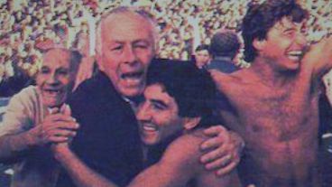 Escudero y un emocionado abrazo con Ángel Tulio Zof, DT de aquel campeón.