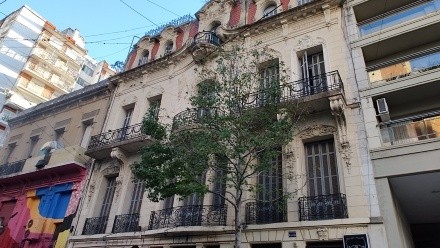 El edificio de valor patrimonial se ubica en San Martín al 300. Con la misma fachada, proponen construir una torre de 14 pisos.