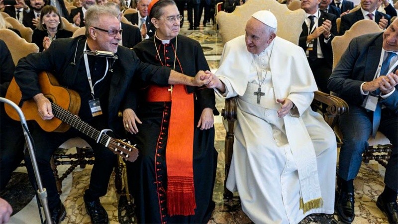 León Gieco y el papa se vieron en el Vaticano. 