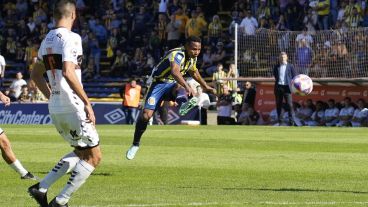 Campaz ya impactó la pelota con la zurda, el instante previo a su golazo.