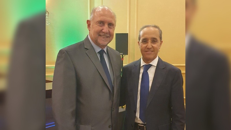 El gobernador Omar Perotti junto al Embajador de Marruecos en Argentina, Fares Yassir, en el último encuentro de la Embajada de Arabia Saudita, invitados por ese país