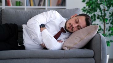 Especialistas recomiendan que, en caso de dormir la siesta, estas sean de corta duración.