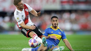 Figal cruza ante Beltrán en una jugada del primer tiempo.