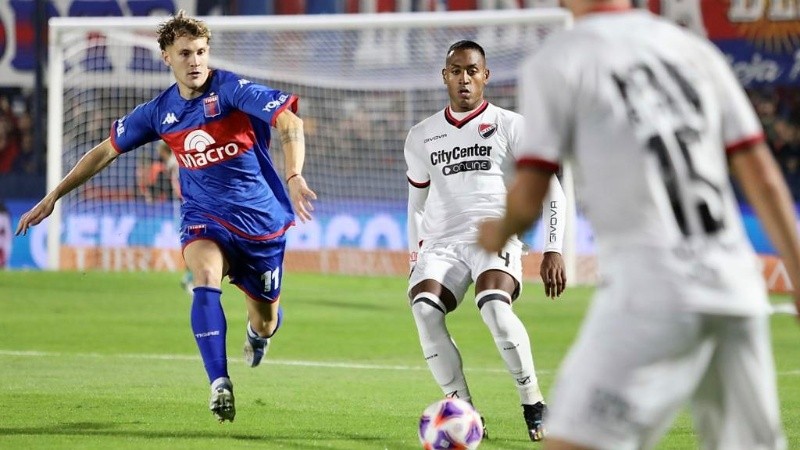 Ditta, que provocó un penal, sale ante Colidio, que cobró dicha falta.