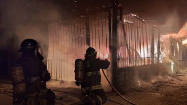 Los bomberos tuvieron casi una hora trabajando en contener las llamas.