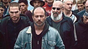 Gastón Pauls en su rol de líder de una facción del Club Atlético Libertad del Puerto