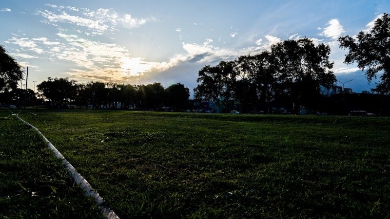 Algunas nubes en el amanecer rosarino.