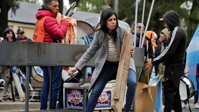 La secretaria de Control y Convivencia, Carolina Labayru, en medio de la protesta de vendedores ambulantes.