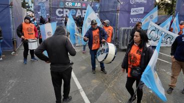Un grupo de vendedores ambulantes se manifestó esta mañana en los juegos Crear.