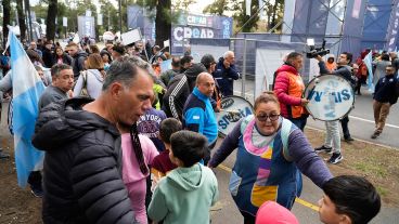 El ingreso caótico de los chicos al predio.