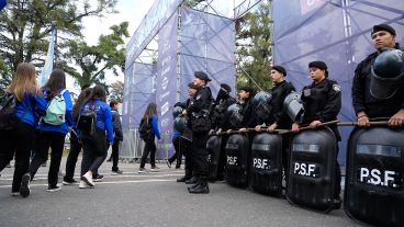 Refuerzo policial en el ex predio de La Rural en el Parque Independencia.