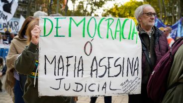 La protesta culminó con la lectura de un documento "en defensa de la democracia".