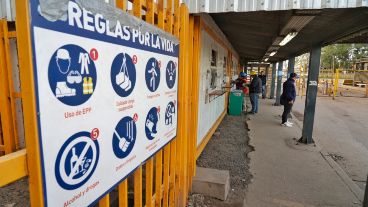 Este viernes murió un operario que cumplía turno en el Puerto de Rosario y sus compañeros de trabajo decretaron un paro total de las operaciones.