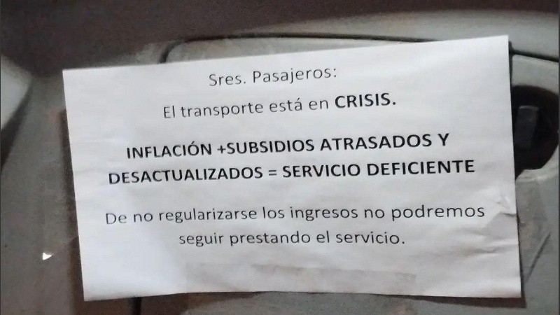 El cartel pegados en las unidades de transporte. 