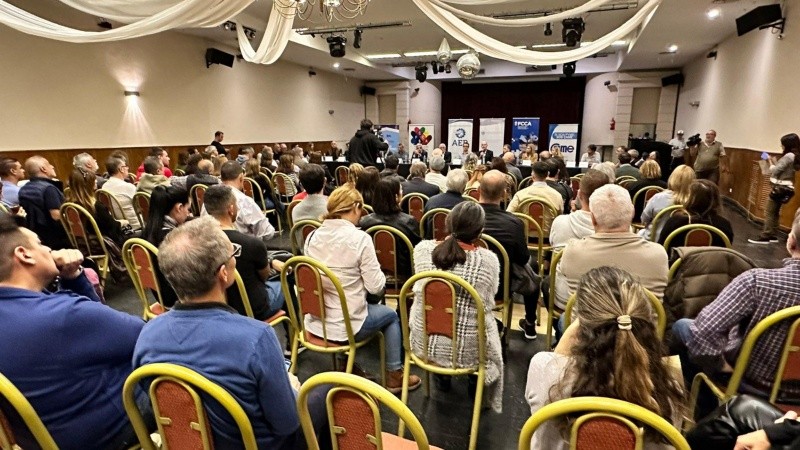 Brilloni frente a referentes empresarios y de otras entidades.