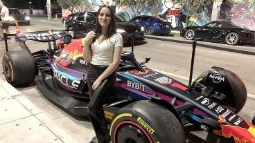 El diseño de líneas rosas, celestes y lilas, inspiradas en el movimiento del auto de Martina Andriano.